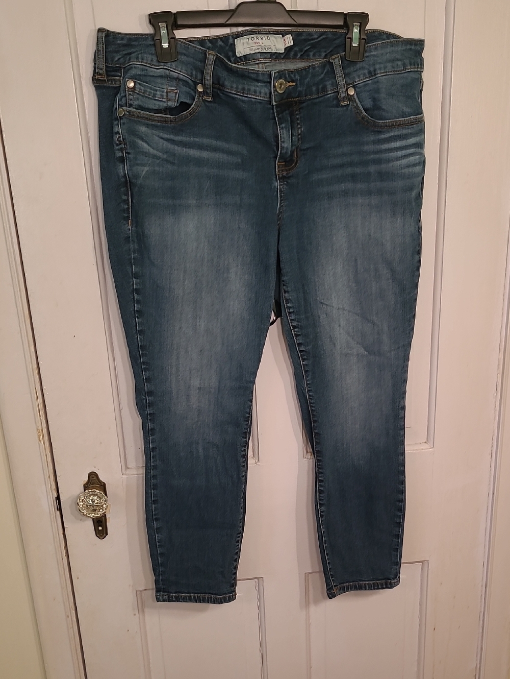 Torrid Skinny ankle Jeans in Medium Blue Wash Size 16 R